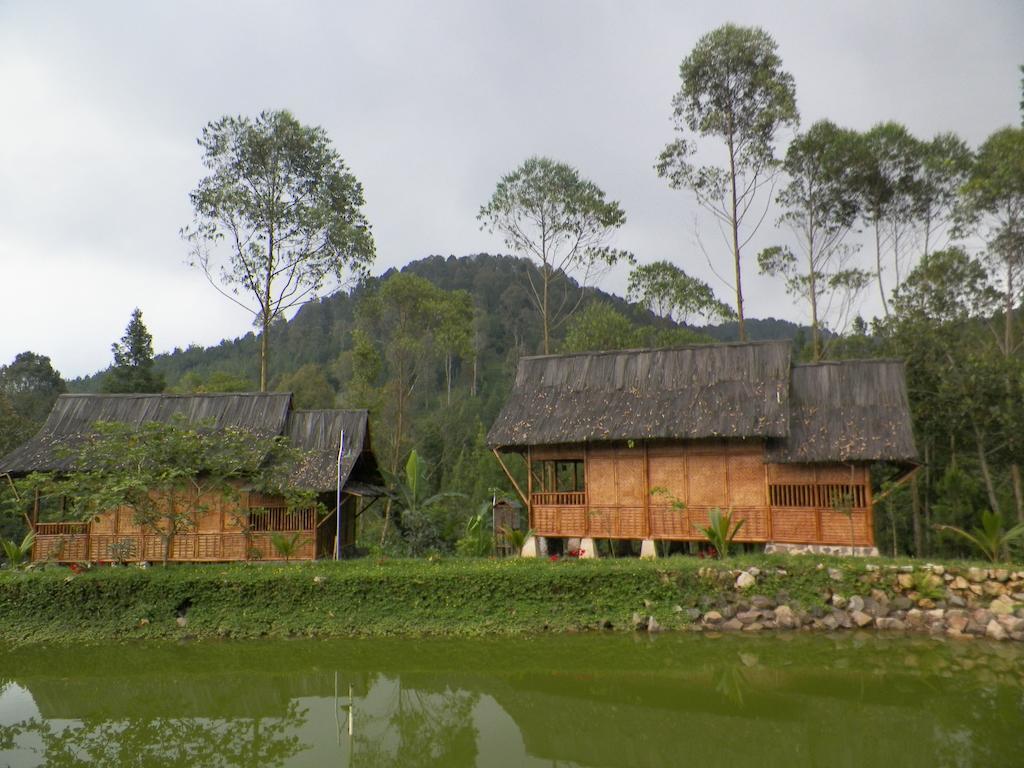Villa Kampung Karuhun Sutan Raja Bandung Exterior foto